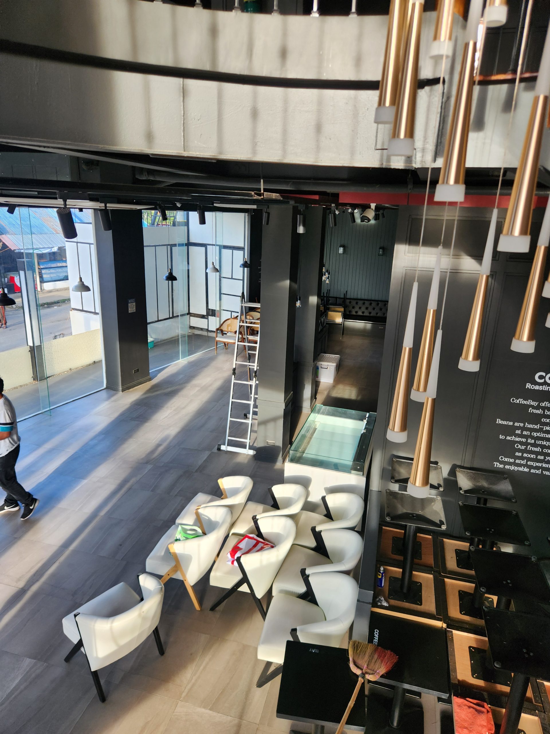 セブ・マクタンでカフェ開業に最適な店舗物件 – インテリアと設備が完備されたプレミア物件